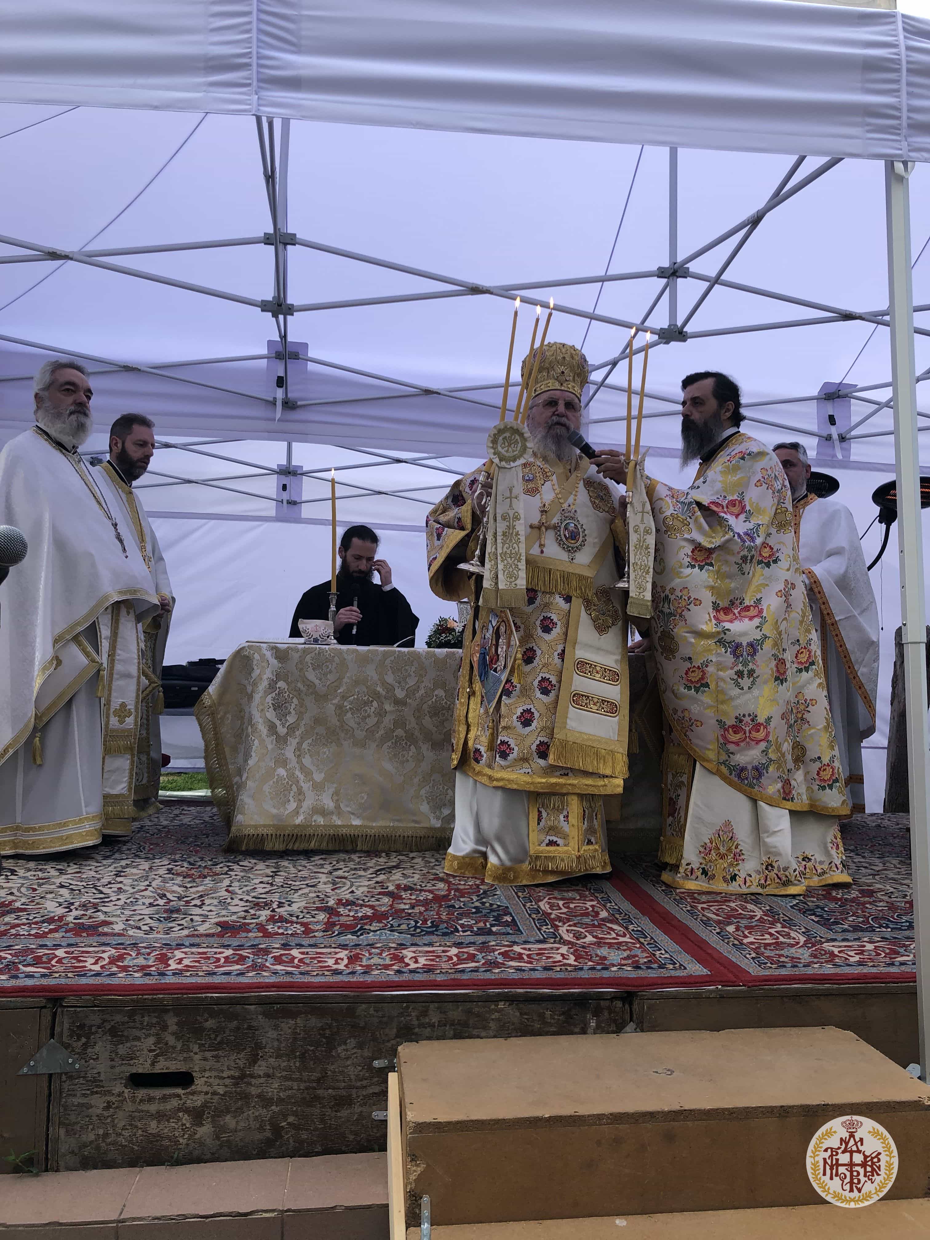 ΥΠΑΙΘΡΙΑ ΑΡΧΙΕΡΑΤΙΚΗ ΘΕΙΑ ΛΕΙΤΟΥΡΓΙΑ ΣΤΟ ΠΑΝΗΓΥΡΙΖΟΝ ΙΕΡΟ ΠΑΡΕΚΚΛΗΣΙΟ ΤΟΥ ΑΓΙΟΥ ΛΑΖΑΡΟΥ ΣΤΟ ΒΥΡΩΝΑ